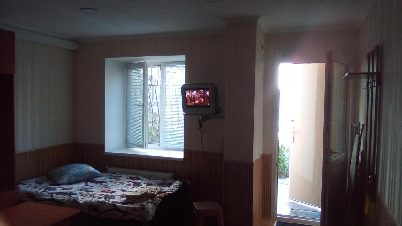 1-я Слободская, 17А, угол проспекта Центрального, 3 дивана, Wi-Fi, отдельный вход. Николаев Экстерьер фото